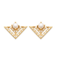 Boucles d'oreilles pendantes en forme de triangle en plaqué or jaune 18 carats pavées d'oxydes de zirconium blancs surmontées d'une perle d'imitation sertie 4 griffes.