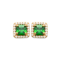 Boucles d'oreilles pendantes de forme carré en plaqué or jaune 18 carats surmontées d'une pierre de couleur verte entourée d'oxydes de zirconium blancs.