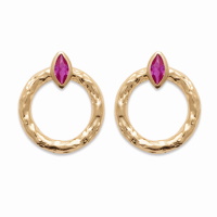 Boucles d'oreilles pendantes en forme de cercle martelé en plaqué or jaune 18 carats surmontées d'une pierre de couleur rose serti clos.