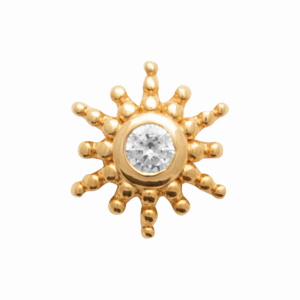Piercing en plaqué or jaune 18 carats surmonté d'un soleil serti d'un oxyde de zirconium blanc et une tige en titane.
Vendu à l'unité.