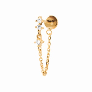 Piercing avec une chaînette en plaqué or jaune 18 carats serti de troix oxydes de zirconium blancs et une tige en titane. Vendu à l'unité.
