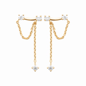 Boucles d'oreilles pendantes avec deux chaînettes en plaqué or jaune 18 carats et trois oxydes de zirconium blancs sertis griffes.