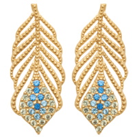Boucles d'oreilles pendantes en forme et au motif de plume de paon en plaqué or jaune 18 carats pavée en partie de pierres synthétiques de couleur bleue.