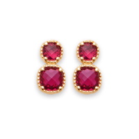 Boucles d'oreilles pendantes en plaqué or jaune 18 carats serties de deux pierres de couleur rose.