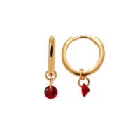 Boucles d'oreilles créoles en plaqué or jaune 18 carats avec pendants en pierre synthétique de couleur rouge.