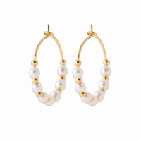 Boucles d'oreilles créoles en plaqué or jaune 18 carats surmontées de perles d'imitation.