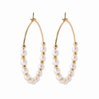 Boucles d'oreilles créoles en plaqué or jaune 18 carats surmontées de perles d'imitation.