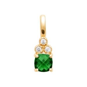 Pendentif en plaqué or jaune 18 carats serties d'oxydes de zirconium blancs et serties griffes d'une pierre de couleur verte. Vendu seul sans chaîne.