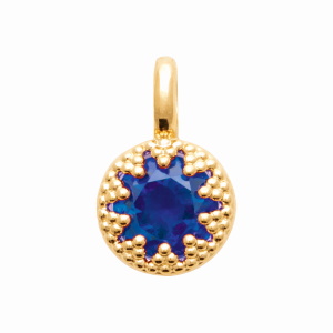 Pendentif en plaqué or jaune 18 carats serti griffes d'une pierre de couleur bleue. Vendu seul sans chaîne.