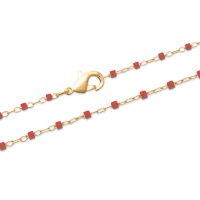 Bracelet en plaqué or 18 carats avec perles de miyuki de couleur rouge. Fermoir mousqueton avec 2 cm de rallonge.