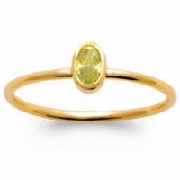 Bague en plaqué or jaune 18 carats surmontée d'une pierre sertie clos de forme ovale de couleur verte.