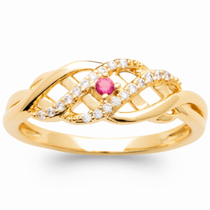 Bague anneaux entrelacés en plaqué or jaune 18 carats sertie griffes d'une pierre de couleur rouge et pavée d'oxydes de zirconium blancs.