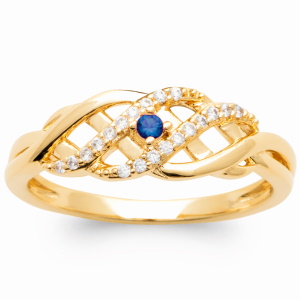 Bague anneaux entrelacés en plaqué or jaune 18 carats sertie griffes d'une pierre de couleur bleu et pavée d'oxydes de zirconium blancs.