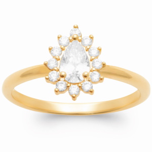 Bague en plaqué or jaune 18 carats surmontée d'un oxyde de zirconium blanc serti griffes en forme de goutte entouré d'oxydes de zirconium blancs.