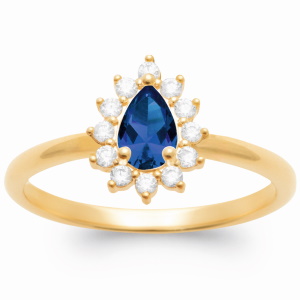 Bague en plaqué or jaune 18 carats surmontée d'un oxyde de zirconium bleu serti griffes en forme de goutte entouré d'oxydes de zirconium blancs.