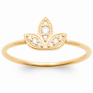 Bague en plaqué or jaune 18 carats surmontée d'une fleur de lotus sertie d'oxydes de zirconium blancs.