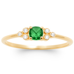 Bague en plaqué or jaune 18 carats sertie clos d'oxydes de zirconium blancs et sertie 4 griffes d'une pierre de couleur verte.