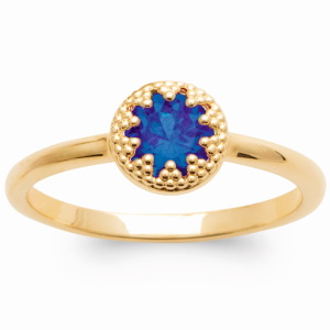 Bague en plaqué or jaune 18 carats sertie d'une pierre de couleur bleue en forme d'étoile.