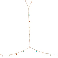 Collier tour de taille composé d'une chaîne en acier doré et de perles multicolores. Fermoir mousqueton avec 10 cm de rallonge pour le collier. Fermoir mousqueton avec 25 cm de rallonge pour le tour de taille.
