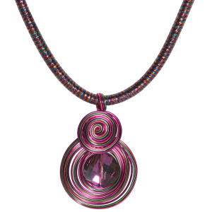 Collier composé d'un cordon de fils multicolores et d'un pendentif de spirales en fil de métal multicolore avec un cristal multicolore. Fermoir mousqueton en métal doré avec 5 cm de rallonge.