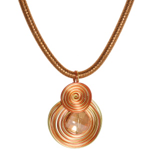 Collier composé d'un cordon de fils de couleur orange et d'un pendentif de spirales en fil de métal doré et orange avec un cristal orange. Fermoir mousqueton en métal doré avec 5 cm de rallonge.