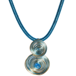 Collier composé d'un cordon de fils de couleur bleu et d'un pendentif de spirales en fil de métal doré et bleu avec un cristal bleu. Fermoir mousqueton en métal doré avec 5 cm de rallonge.