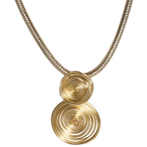 Collier composé d'un cordon de fils de couleur doré et d'un pendentif de spirales en fil de métal doré avec un cristal doré. Fermoir mousqueton en métal doré avec 5 cm de rallonge.