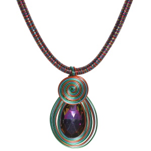 Collier composé d'un cordon de fils multicolores et d'un pendentif de spirales en fil de métal multicolore avec un cristal multicolore. Fermoir mousqueton en métal doré avec 5 cm de rallonge.