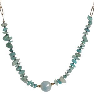 Collier fantaisie composé d'une chaîne en acier doré, de perles de couleur bleue, de pierres turquoise d'imitation et d'une pastille ronde en pierre de couleur bleue. Fermoir mousqueton avec 5 cm de rallonge.