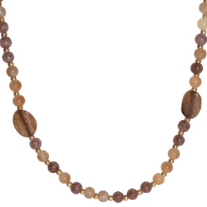 Collier fantaisie composé d'une chaîne et de perles en acier doré, de perles rondes de couleur marron et de deux pierres de couleur marron. Fermoir mousqueton avec 5 cm de rallonge.