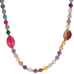 Collier fantaisie composé d'une chaîne et de perles en acier doré, de perles rondes multicolores et de deux pierres de couleur rose ou rouge. Fermoir mousqueton avec 5 cm de rallonge.