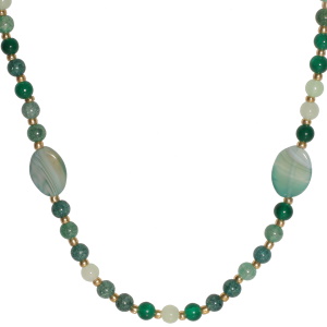 Collier fantaisie composé d'une chaîne et de perles en acier doré, de perles rondes de couleur verte et de deux pierres de couleur verte. Fermoir mousqueton avec 5 cm de rallonge.