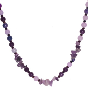 Collier fantaisie composé d'un cordon, de perles et de pierres de couleur violette. Fermoir mousqueton en acier doré avec 5 cm de rallonge.