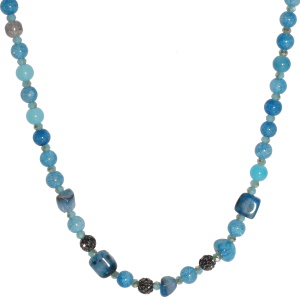 Collier fantaisie composé d'un cordon, de perles et de pierres de couleur bleue et de trois boules de strass noir. Fermoir mousqueton en acier doré avec 5 cm de rallonge.
