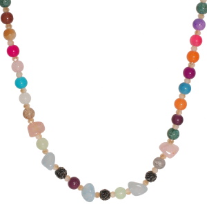 Collier fantaisie composé d'un cordon, de perles et de pierres multicolores et de trois boules de strass noir. Fermoir mousqueton en acier doré avec 5 cm de rallonge.