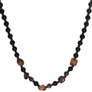 Collier fantaisie composé d'un cordon, de perles et de pierres de couleur noire et marron et de trois boules de strass noir. Fermoir mousqueton en acier doré avec 5 cm de rallonge.