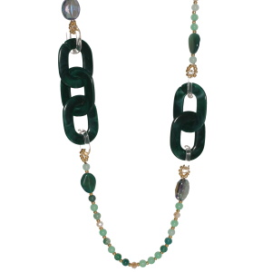 Collier sautoir composé de perles en acier doré, perles rondes de couleur vertes, de cristaux bleues, de pierres de couleur verte et de maillons de chaîne de couleur vert.