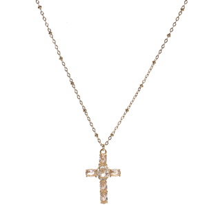 Collier composé d'une chaîne en acier doré et d'un pendentif en forme de croix sertie de cristaux et pavée de strass. Fermoir mousqueton avec 5 cm de rallonge.