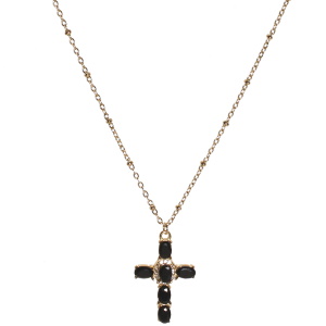 Collier composé d'une chaîne en acier doré et d'un pendentif en forme de croix sertie de cristaux noirs et pavée de strass. Fermoir mousqueton avec 5 cm de rallonge.