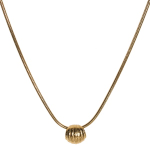 Collier composé d'une chaîne avec un pendentif boule en acier doré. Fermoir mousqueton avec 5 cm de rallonge.