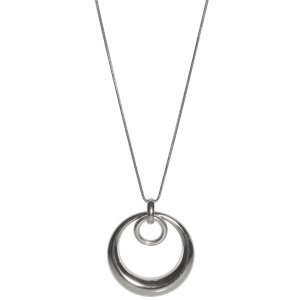 Collier sautoir composé d'une chaîne et d'un pendentif double cercle en acier argenté. Fermoir mousqueton avec 5 cm de rallonge.