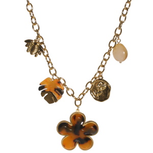 Collier composé d'une chaîne avec des pendants en forme d'abeille et de pastille avec une rose en acier doré, d'une perle marron, d'une feuille philodendron en acier doré et de couleur marron et d'une fleur en acier doré et de couleur marron. Fermoir mousqueton avec 5 cm de rallonge.
