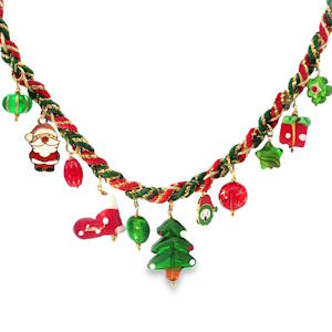 Arborez un esprit festif avec ce collier à breloques ludique. Tressé de fils dorés, rouges et verts, il est orné de motifs emblématiques de Noël tels que le Père Noël, des cadeaux, et un sapin, créant un accessoire joyeux et original pour célébrer les fêtes de fin d'année avec éclat. Fermoir mousqueton avec 5 cm de rallonge.