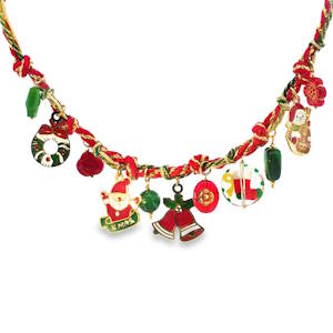 Célébrez les fêtes avec ce collier à breloques festives. Son design original, fait de matériaux non métalliques, arbore un fil tressé rouge et or soutenant une collection de breloques sur le thème de Noël. Chaque pendentif raconte une histoire de joie et de tradition. Fermoir mousqueton avec 5 cm de rallonge.