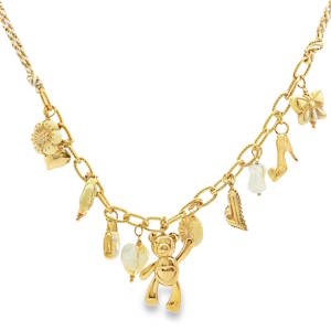 Arborez un style pétillant et ludique avec ce collier à breloques en acier doré. Chaque pendentif raconte une histoire, créant un bijou unique et personnalisé. Parfait pour ajouter une touche d'originalité à votre tenue, ce collier est un véritable symbole de fantaisie et d'élégance décontractée. Un accessoire de mode incontournable pour celles qui aiment exprimer leur individualité. Fermoir mousqueton avec 5 cm de rallonge.