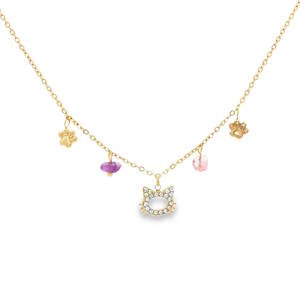 Ce collier à breloques en acier doré est une expression de fantaisie et de joie. Orné de motifs ludiques tels que des empreintes de pattes et des pierres colorées délicates, il ajoute une touche pétillante à votre style. Idéal pour celles qui aiment afficher une personnalité rayonnante et unique. Fermoir mousqueton avec 5 cm de rallonge.