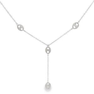 Élégant collier en acier argenté, doté d'une fine chaîne délicate et de motifs originaux. Ce bijou moderne et raffiné apportera une touche d'éclat à votre décolleté. Parfait pour sublimer une tenue de jour comme de soirée, ce collier est un véritable accessoire de mode. Fermoir mousqueton avec 5 cm de rallonge.