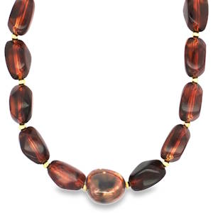 Arborez un charme vintage avec ce collier de perles de couleur ambre. Chaque perle, soigneusement polie en cabochon, révèle une couleur marron orangé riche et chaleureuse. Les perles de couleur ambre translucides, montées entre des perles en acier doré, captent la lumière pour un éclat subtil et élégant. Parfait pour ajouter une touche de raffinement à toute tenue. Fermoir mousqueton avec 4 cm de  rallonge.