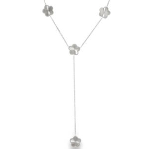 Ce superbe collier de style Y allie finesse et modernité. Conçu en acier inoxydable de haute qualité, il offre un éclat intemporel avec une durabilité exceptionnelle, résistant au ternissement et aux aléas du quotidien. Le bijou est rythmé par six fleurs stylisées. Chaque motif présente une texture guillochée (stries rayonnantes) qui accroche la lumière sous tous les angles, créant un effet scintillant subtil mais captivant. La structure en Y affine le port de tête et souligne délicatement le décolleté. Une chaîne fluide relie les motifs supérieurs avant de se rejoindre sur une fleur centrale, d'où s'échappe une fine pampille terminée par un dernier motif floral.