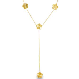 Ce superbe collier de style Y allie finesse et modernité. Conçu en acier inoxydable de haute qualité, il offre un éclat intemporel avec une durabilité exceptionnelle, résistant au ternissement et aux aléas du quotidien. Le bijou est rythmé par six fleurs stylisées. Chaque motif présente une texture guillochée (stries rayonnantes) qui accroche la lumière sous tous les angles, créant un effet scintillant subtil mais captivant. La structure en Y affine le port de tête et souligne délicatement le décolleté. Une chaîne fluide relie les motifs supérieurs avant de se rejoindre sur une fleur centrale, d'où s'échappe une fine pampille terminée par un dernier motif floral.